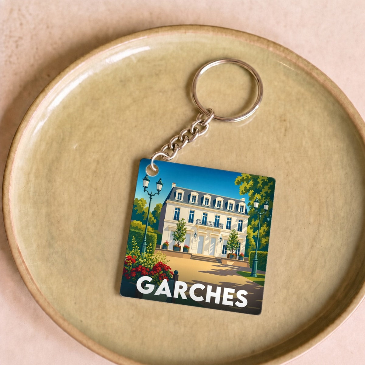 Porte-clés souvenir de la ville de Garches avec une illustration stylisée.