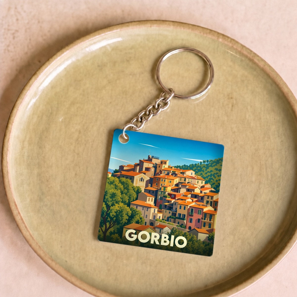 Porte-clés souvenir de la ville de Gorbio avec une illustration stylisée.