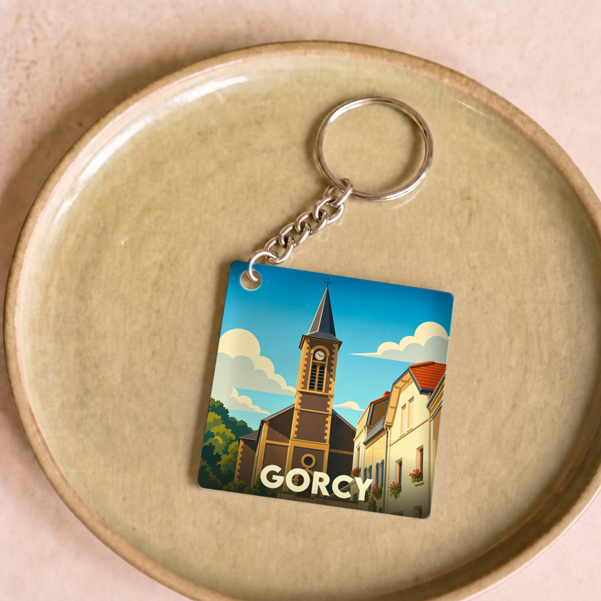 Porte-clés souvenir de la ville de Gorcy avec une illustration stylisée.