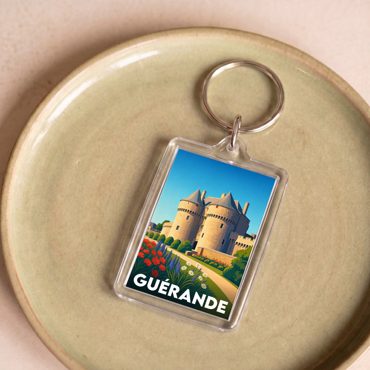 Porte-clés souvenir de la ville de Guérande avec une illustration stylisée.