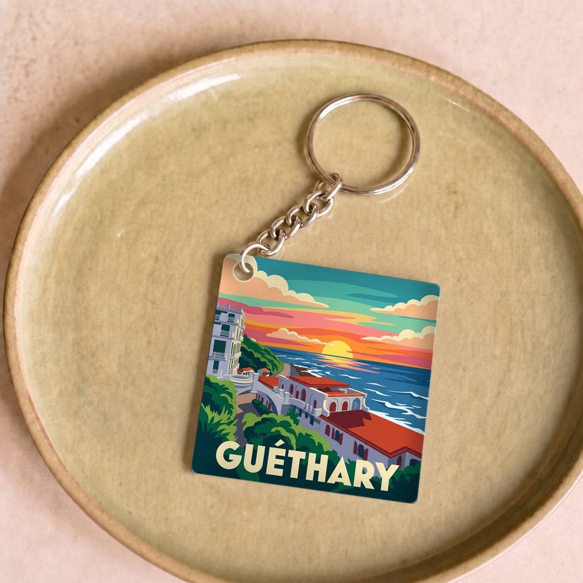 Porte-clés souvenir de la ville de Guéthary avec une illustration stylisée.