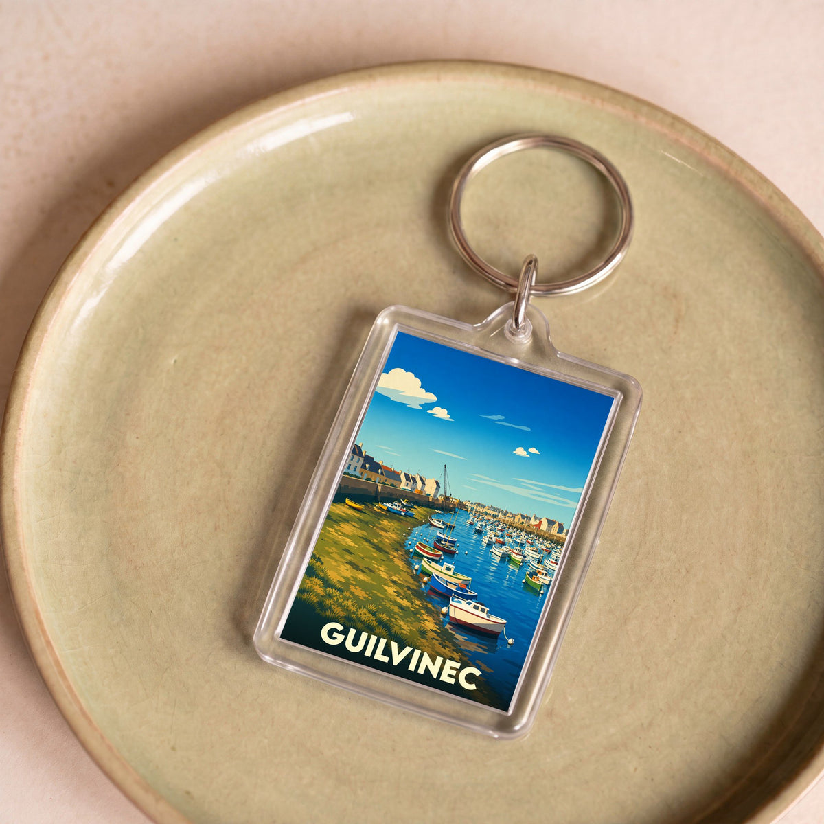 Porte-clés souvenir de la ville de Guilvinec avec une illustration stylisée de son port de pêche.