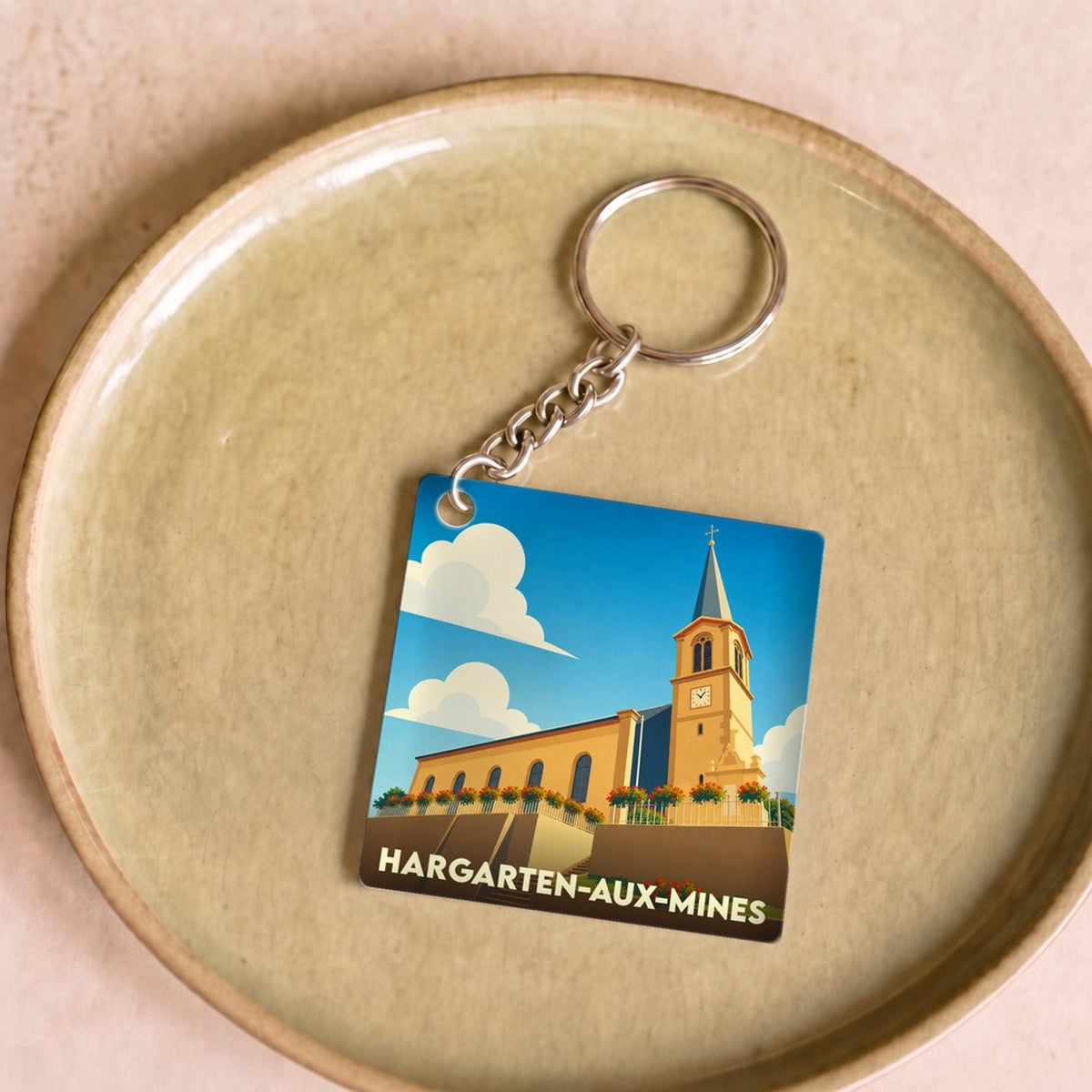 Porte-clés souvenir de la ville de Hargarten-aux-Mines avec une illustration stylisée de son église.