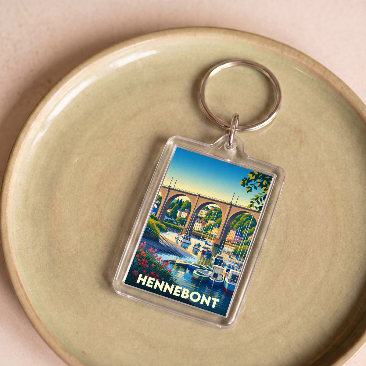 Porte-clés souvenir de la ville de Hennebont avec une illustration stylisée de son viaduc et de son port.
