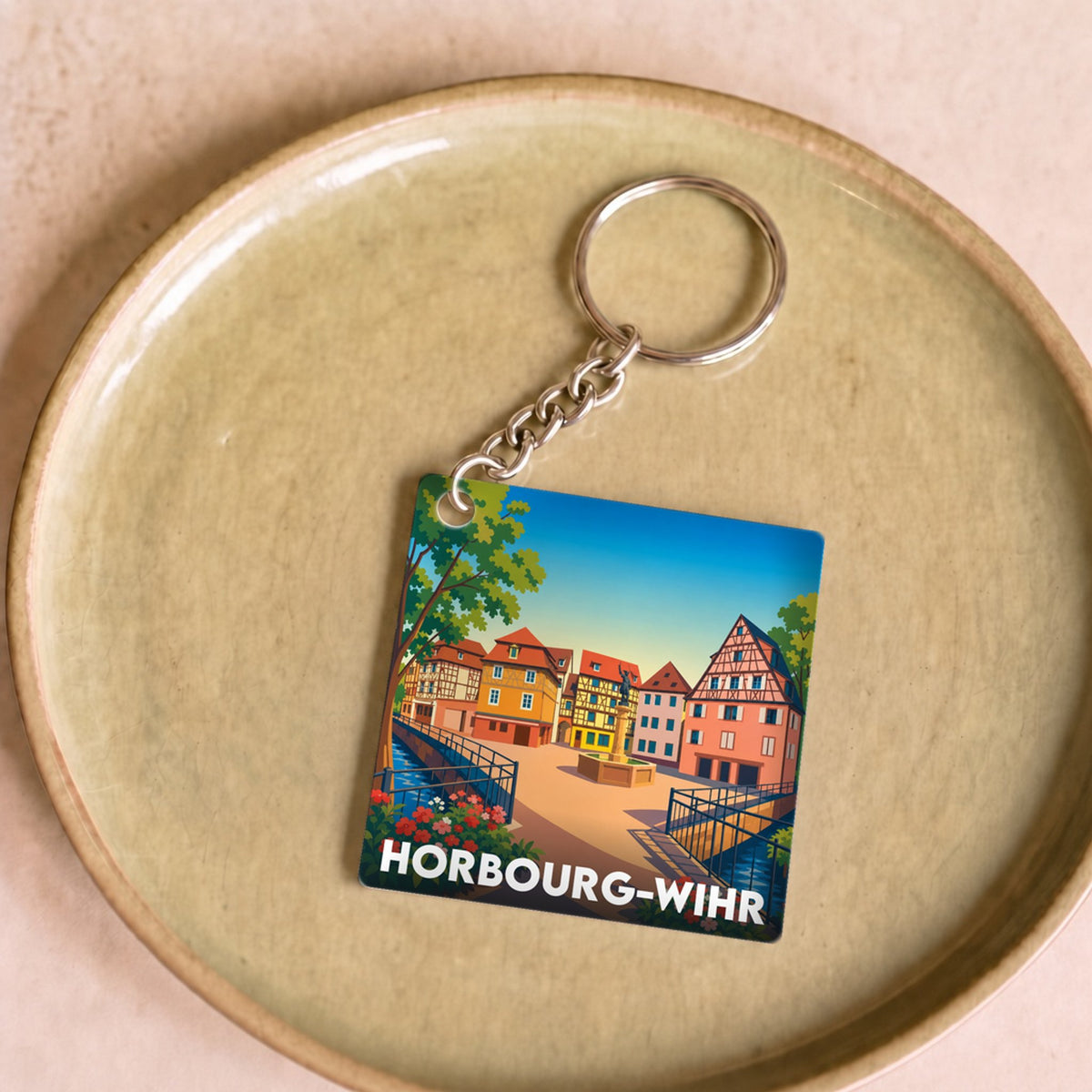 Porte-clés souvenir de la ville de Horbourg-Wihr avec une illustration colorée de maisons à colombages.