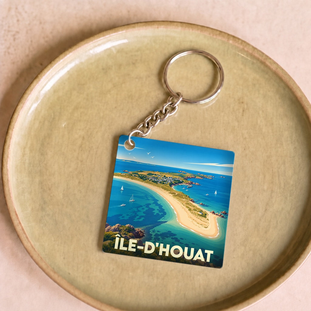 Porte-clés souvenir de l'Île-d'Houat avec une illustration stylisée d'une plage vue du ciel.