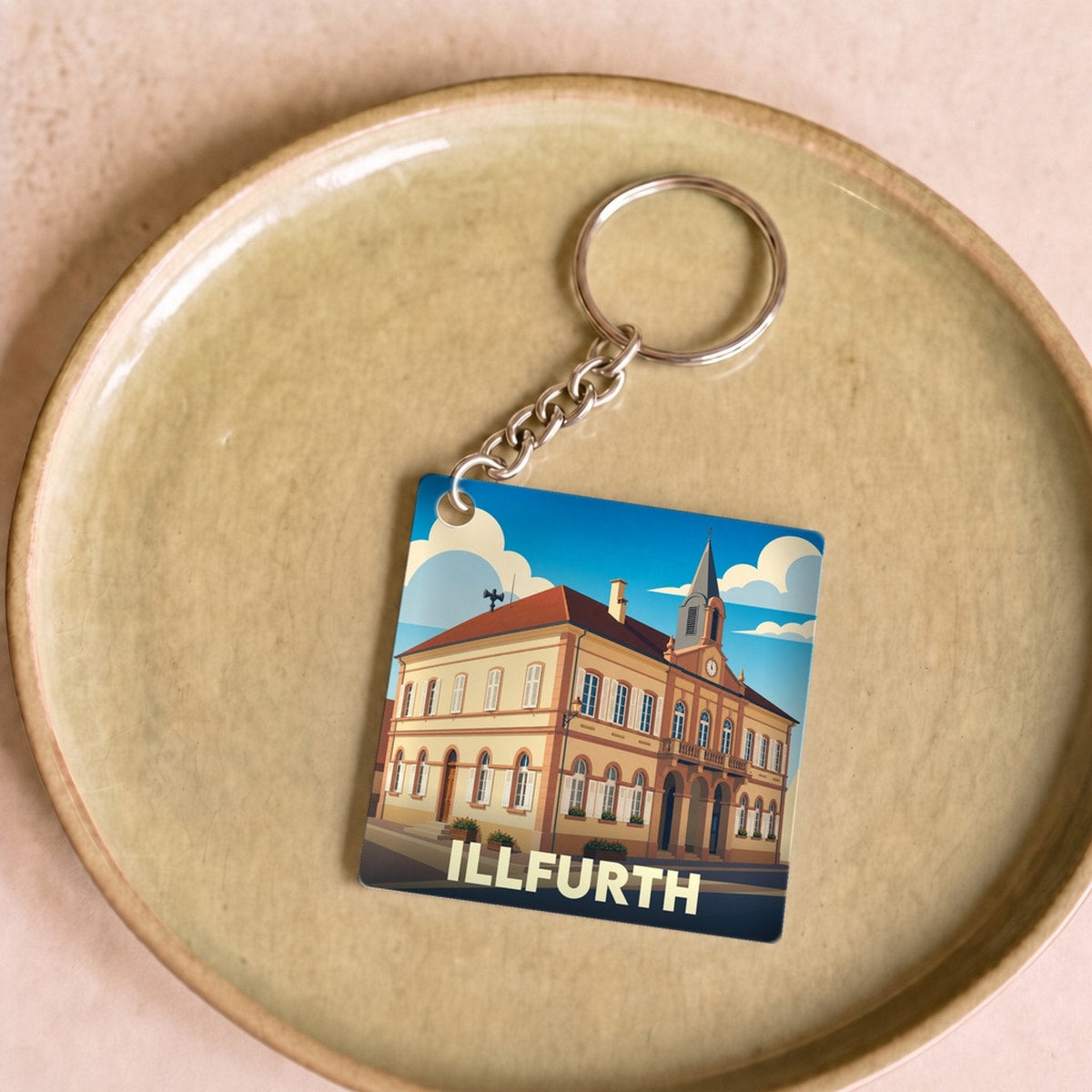 Porte-clés souvenir de la ville d'Illfurth avec une illustration stylisée de son hôtel de ville.