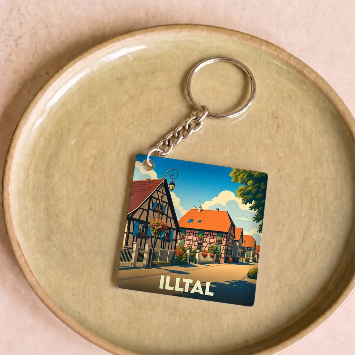 Porte-clés souvenir de la ville de Illtal avec une illustration stylisée de maisons à colombages.
