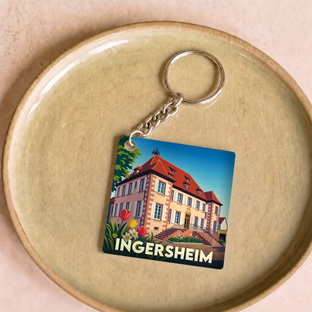 Porte-clés souvenir de la ville de Ingersheim avec une illustration stylisée d'une demeure historique fleurie.