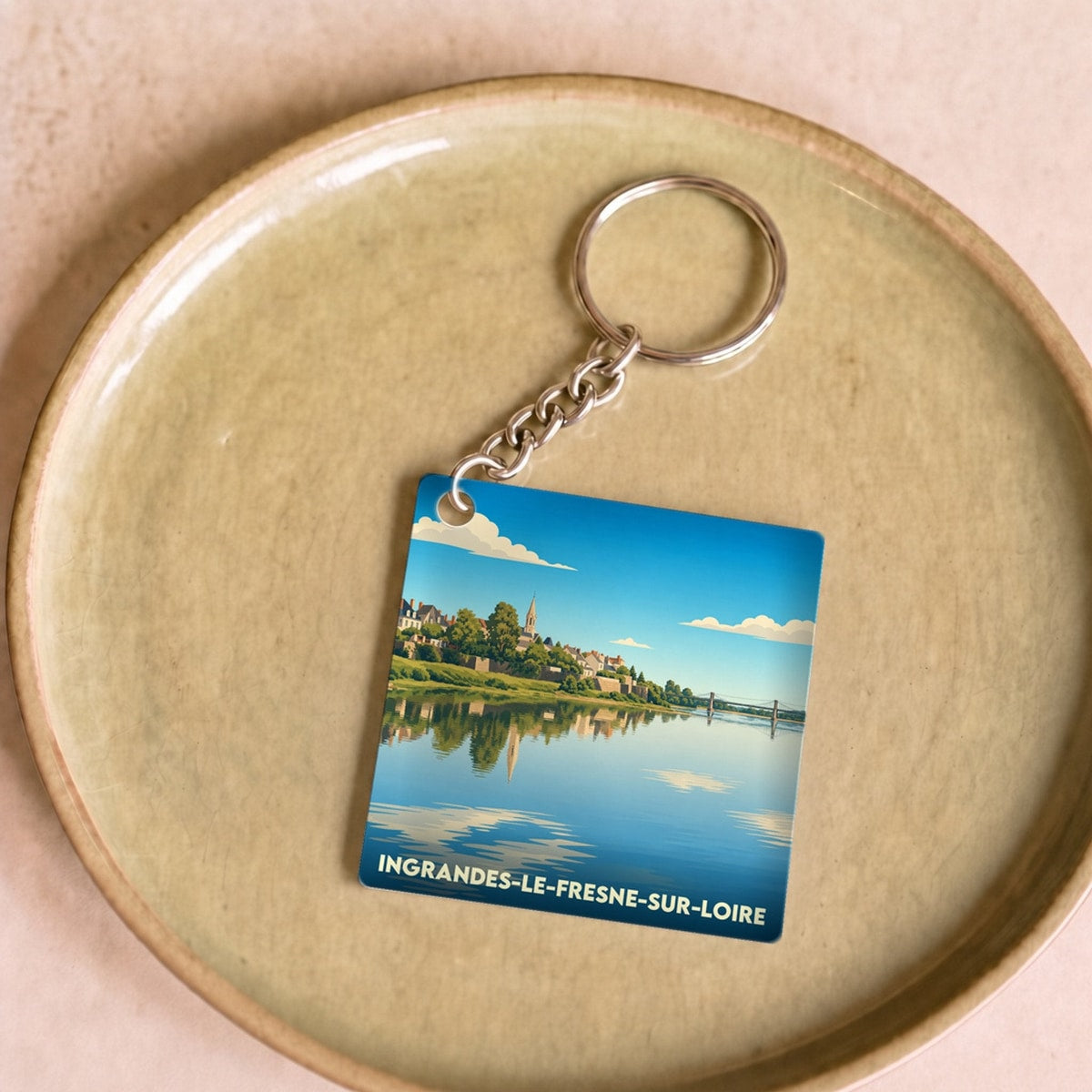 Porte-clés souvenir de la ville d'Ingrandes-le-Fresne-sur-Loire avec une illustration stylisée des bords de Loire.