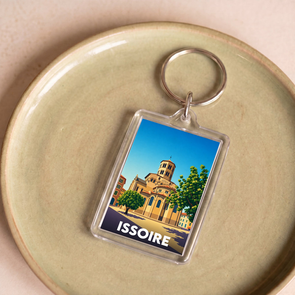 Porte-clés souvenir de la ville d'Issoire avec une illustration graphique stylisée.