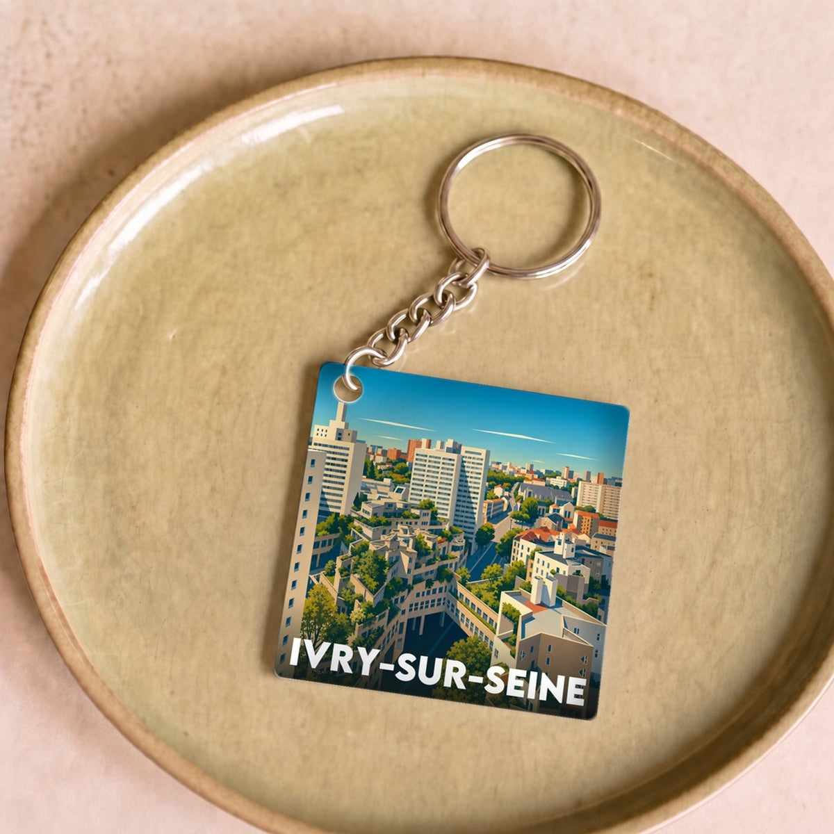 Porte-clés souvenir de la ville d'Ivry-sur-Seine avec une illustration urbaine colorée.