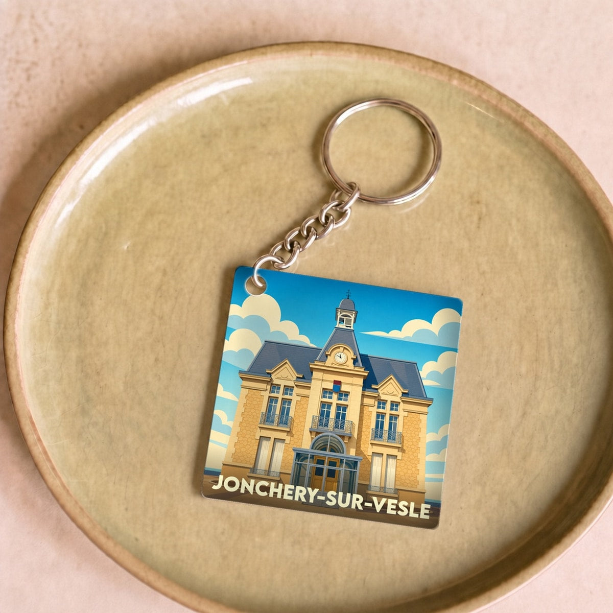 Porte-clés souvenir de la ville de Jonchery-sur-Vesle avec une illustration stylisée de sa mairie.