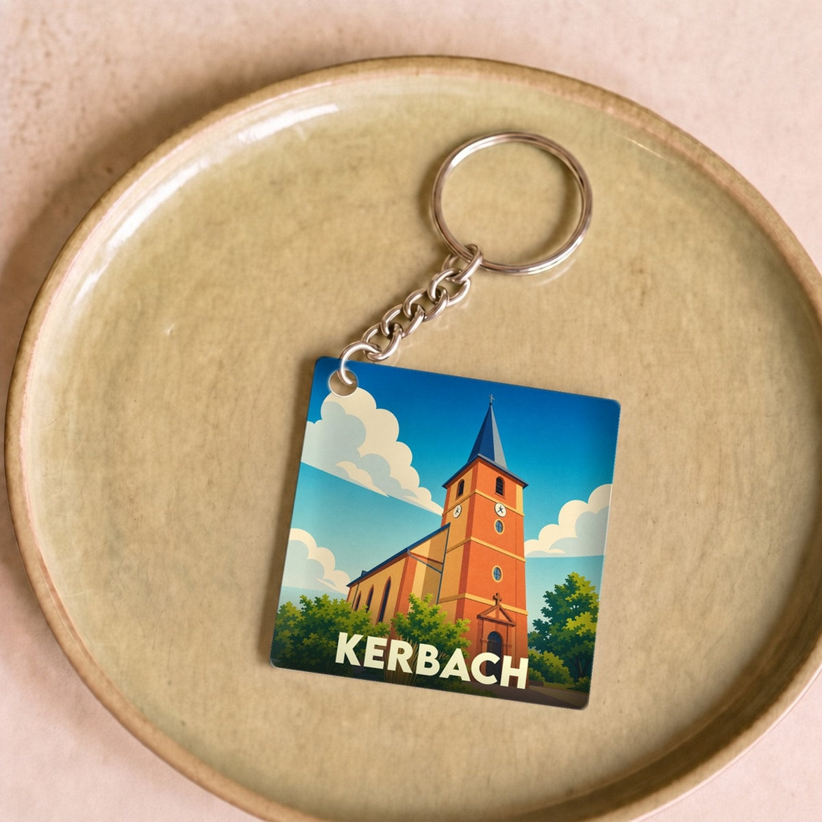 Porte-clés souvenir de la ville de Kerbach avec une illustration stylisée d'une église.