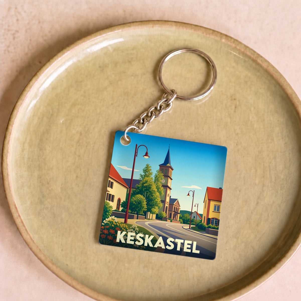 Porte-clés souvenir de la ville de Keskastel avec une illustration stylisée.