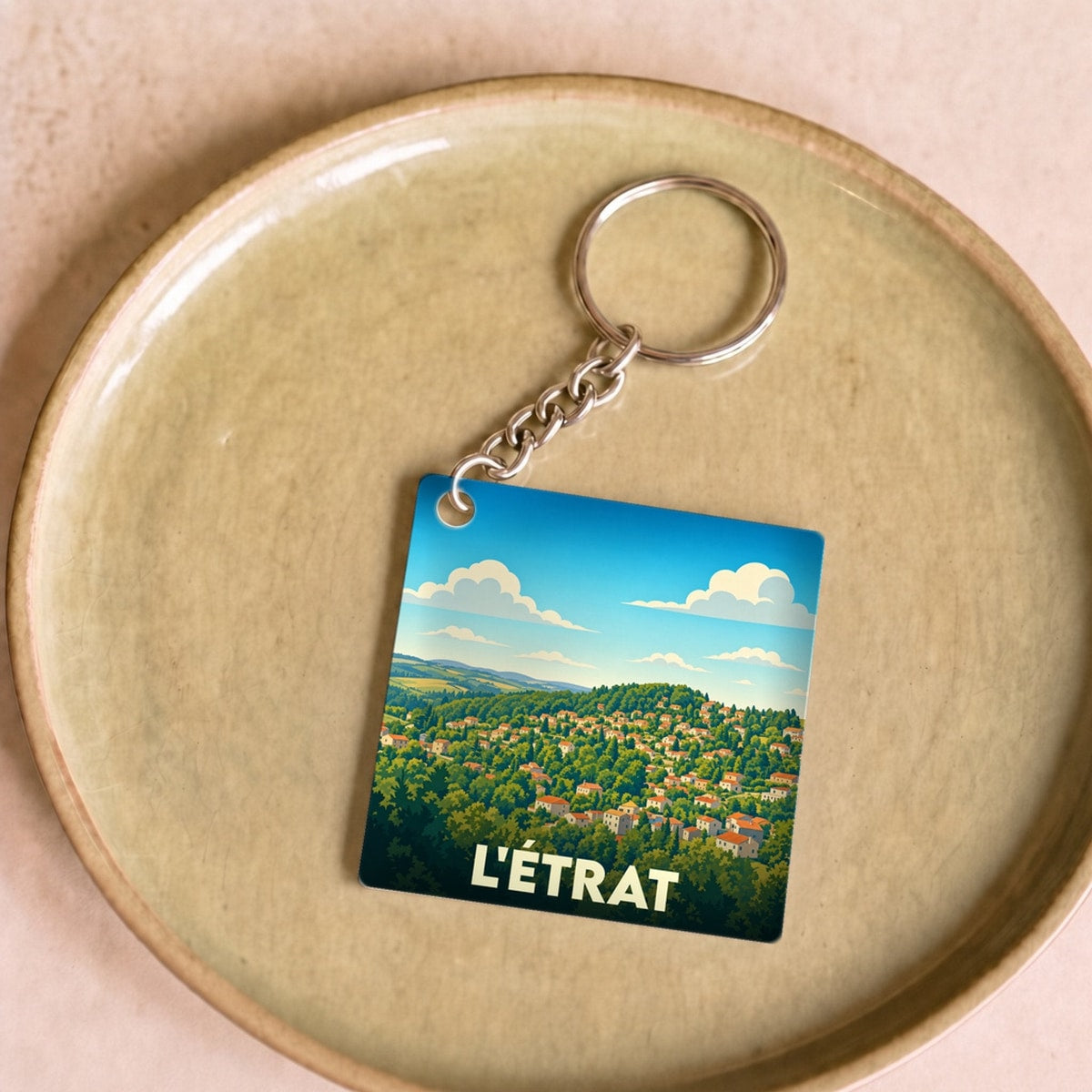 Porte-clés souvenir de la ville de L'Étrat avec une illustration stylisée.