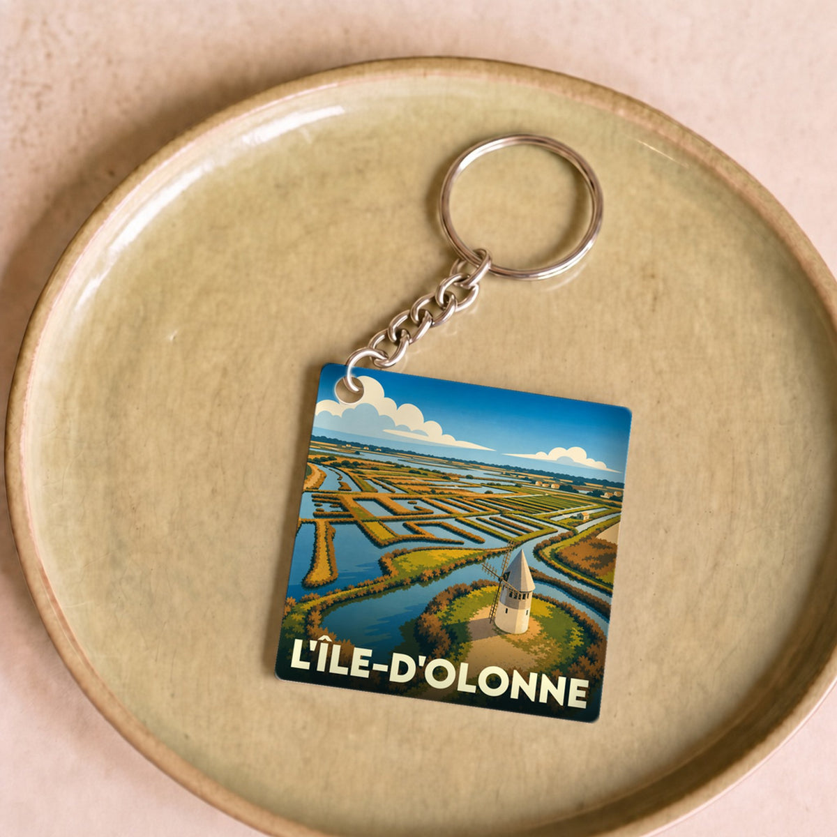 Porte-clés souvenir de la ville de L'Île-d'Olonne avec une illustration stylisée de ses marais salants et d'un moulin.