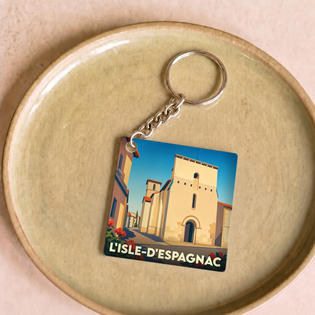 Porte-clés souvenir de la ville de L'Isle-d'Espagnac avec une illustration stylisée de son église.