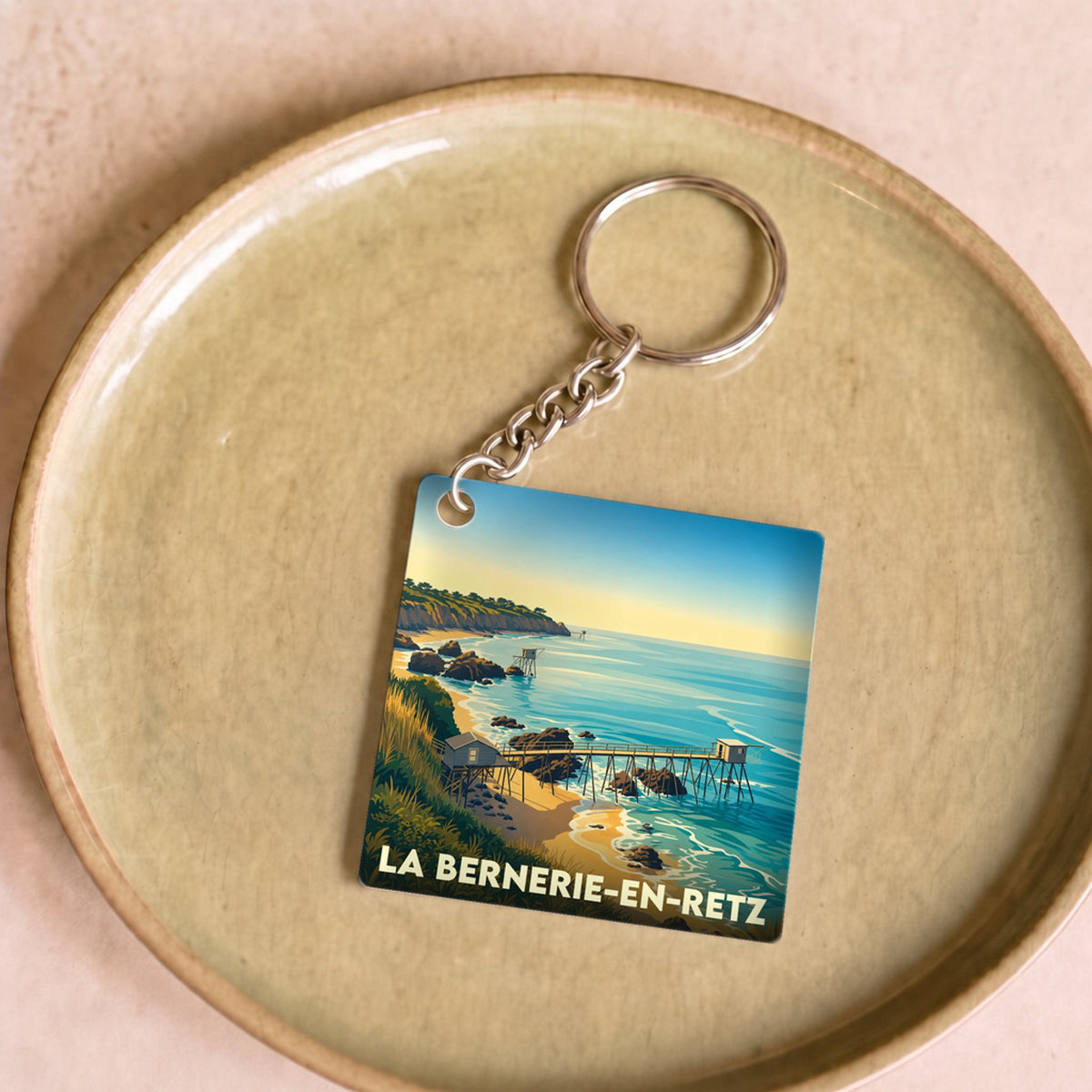 Porte-clés souvenir de la ville de La Bernerie-en-Retz avec une illustration stylisée du littoral.