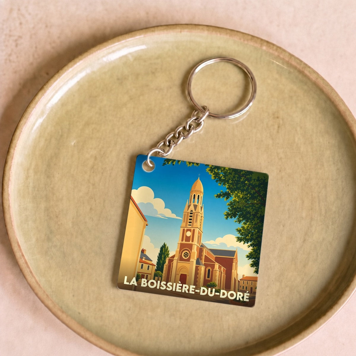 Porte-clés souvenir de la ville de La Boissière-du-Doré avec une illustration stylisée de son église.