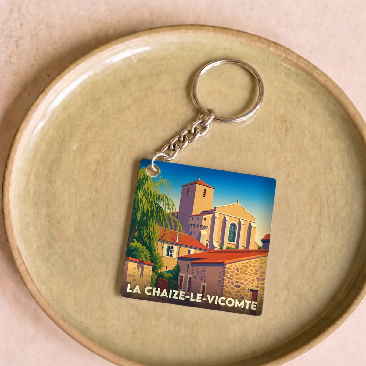 Porte-clés souvenir de la ville de La Chaize-le-Vicomte avec une illustration stylisée.
