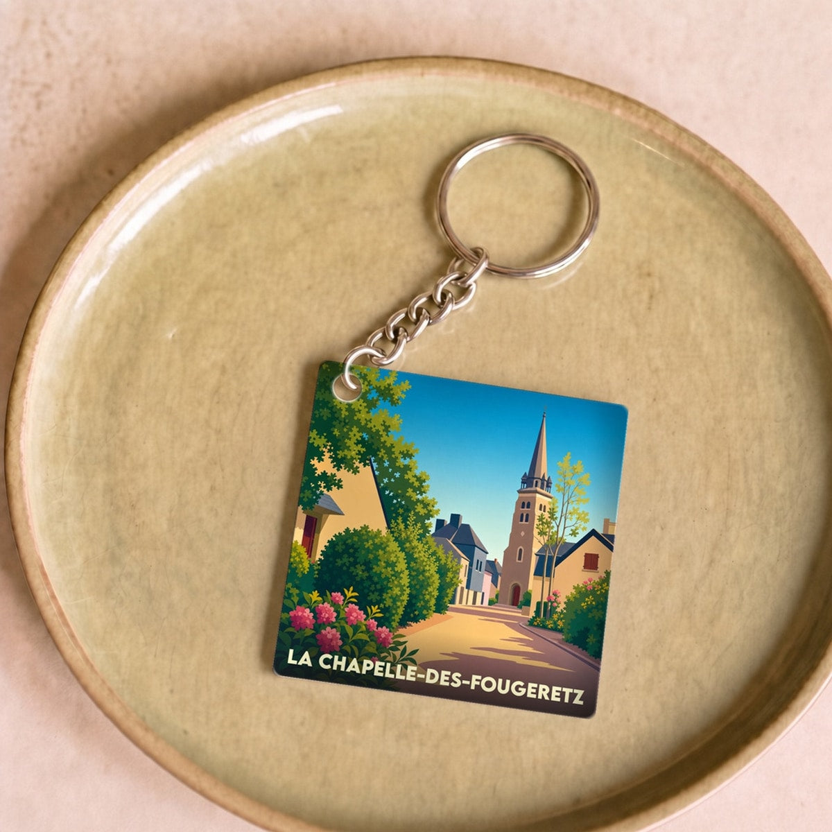 Porte-clés souvenir de la ville de La Chapelle-des-Fougeretz avec une illustration stylisée.