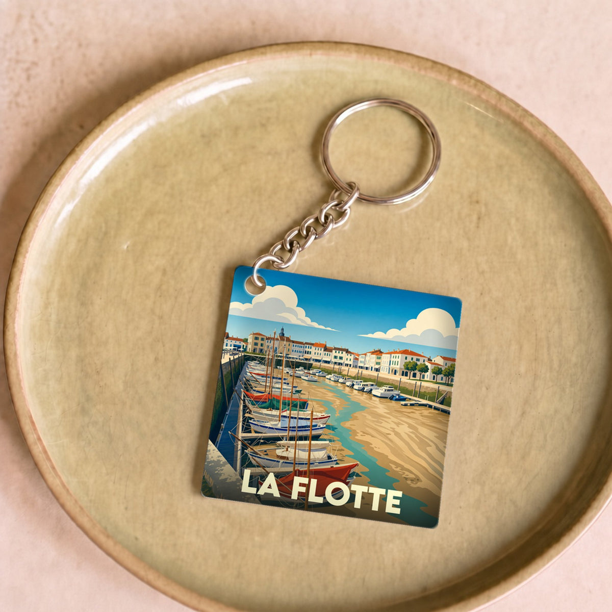 Porte-clés souvenir de la ville de La Flotte avec une illustration stylisée de son port.