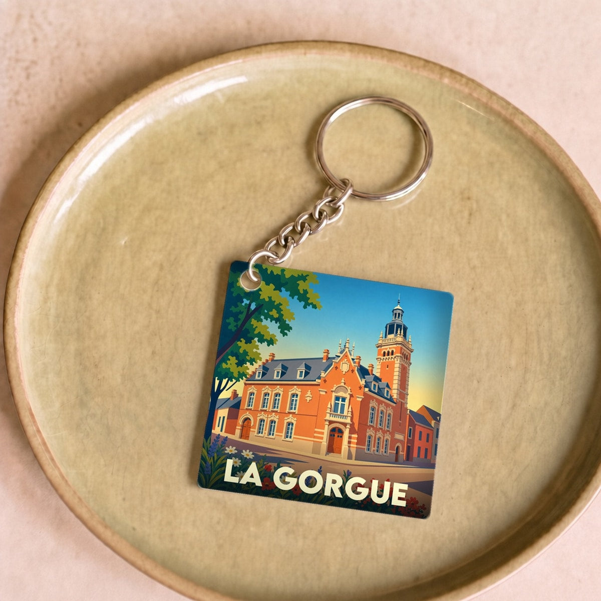 Porte-clés souvenir de la ville de La Gorgue avec une illustration stylisée de son hôtel de ville.