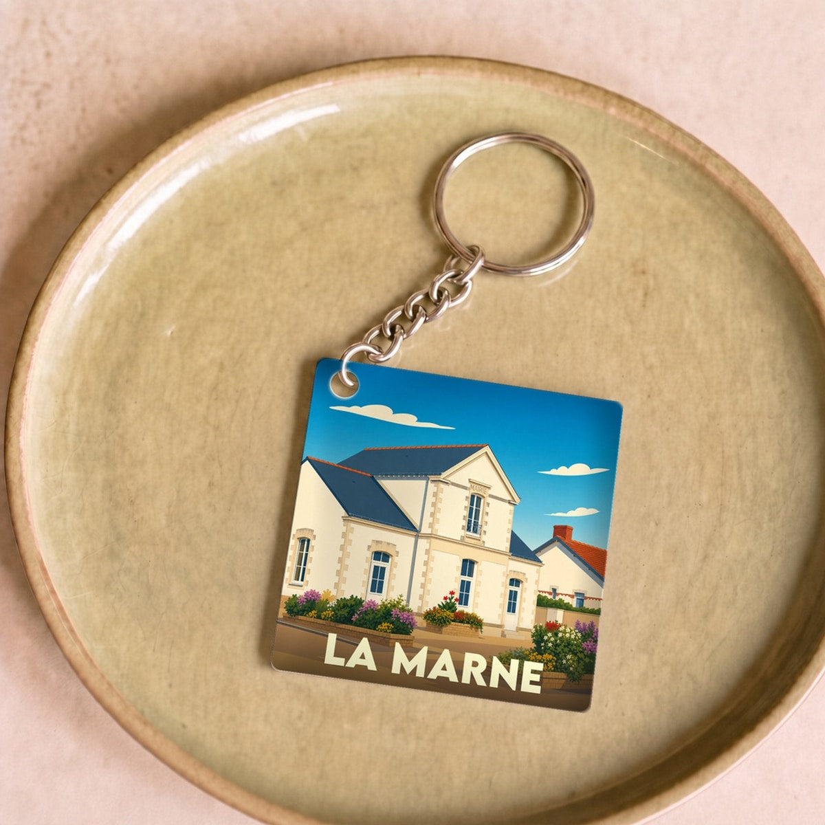 Porte-clés souvenir de la ville de La Marne avec une illustration stylisée de sa mairie.