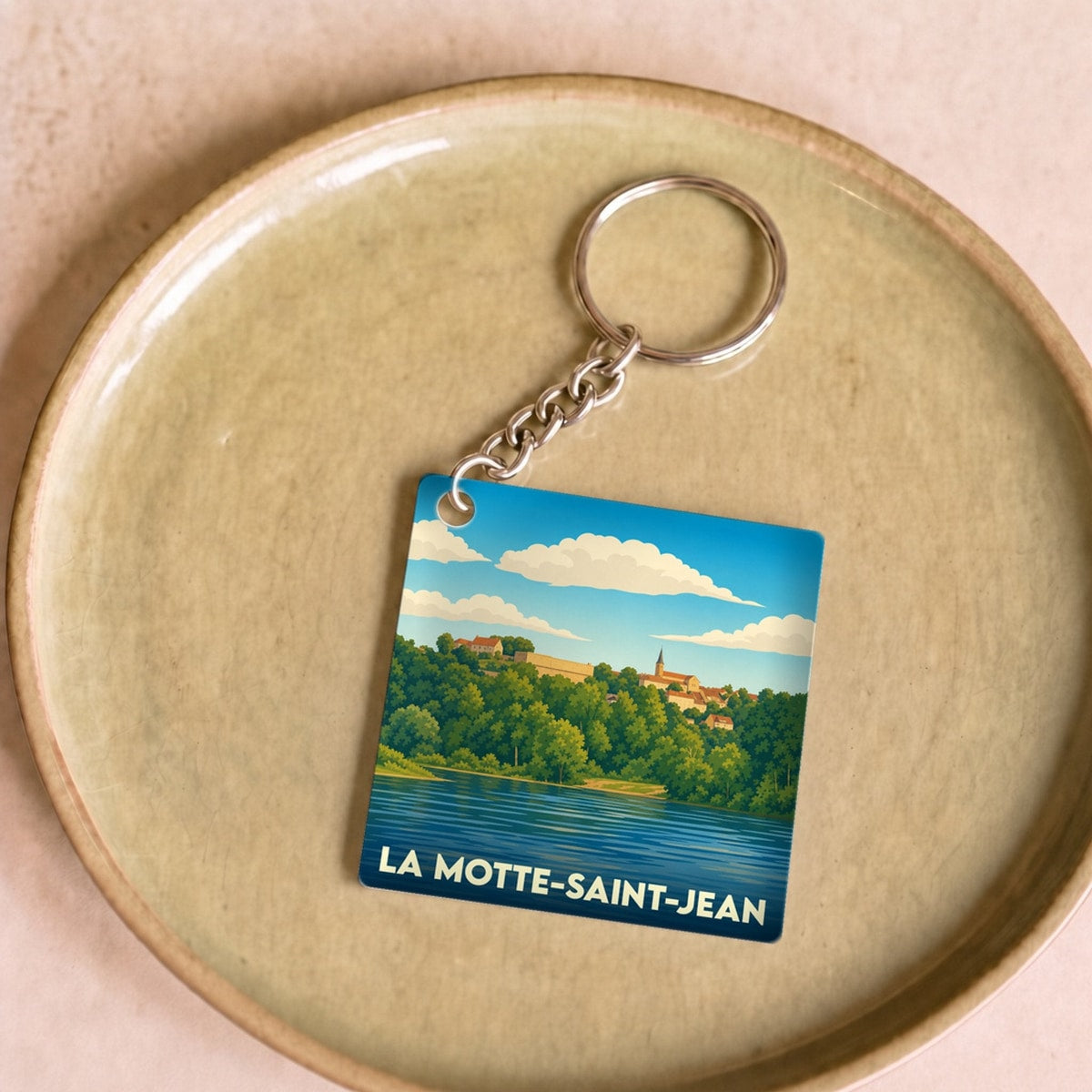 Porte-clés souvenir de la ville de La Motte-Saint-Jean avec une illustration stylisée.