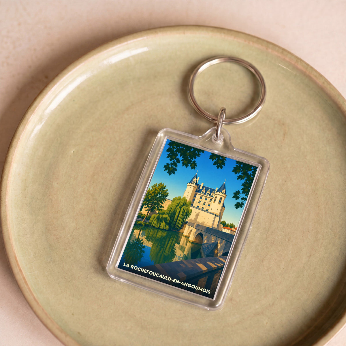 Porte-clés souvenir de la ville de La Rochefoucauld-en-Angoumois avec une illustration stylisée de son château.