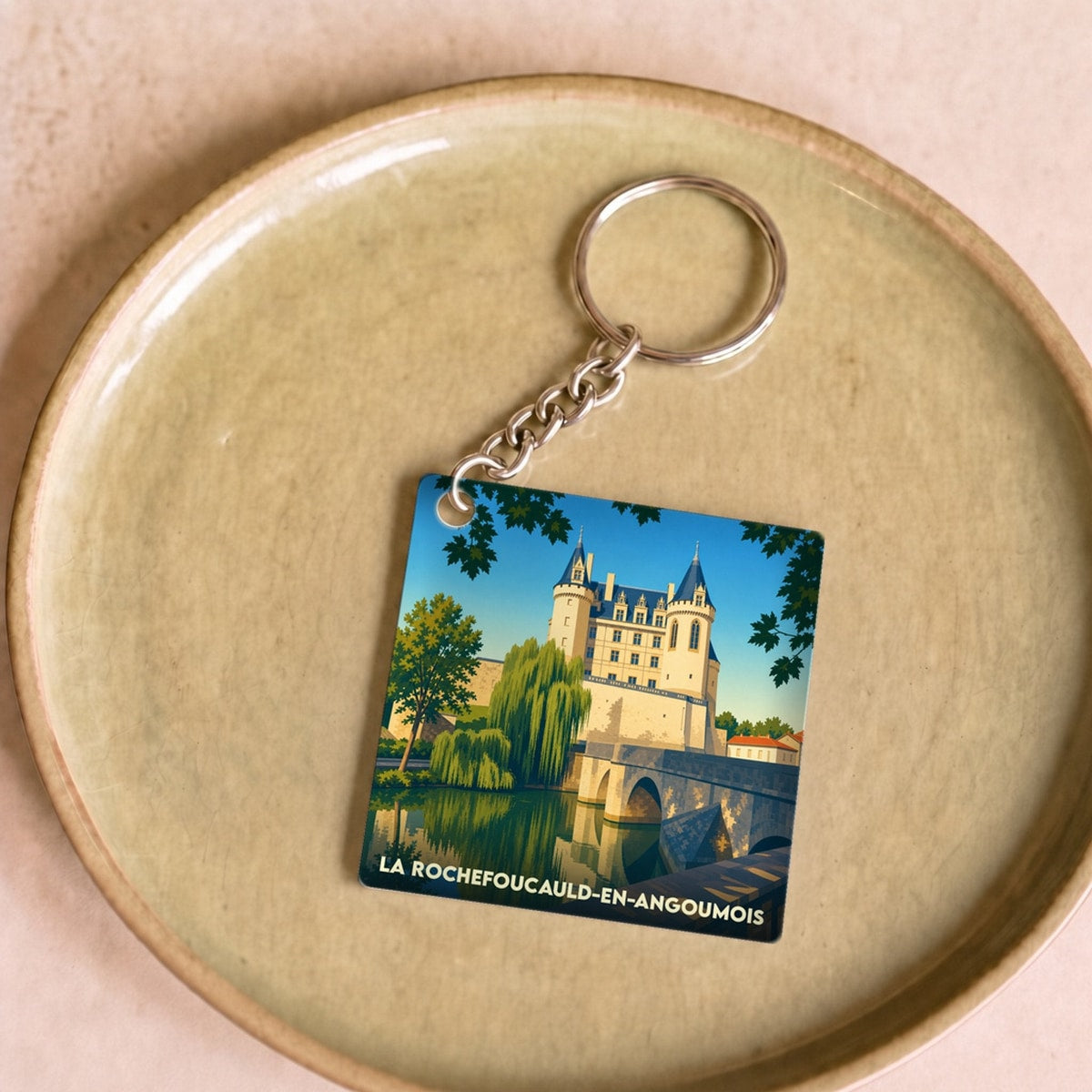 Porte-clés souvenir de la ville de La Rochefoucauld-en-Angoumois avec une illustration stylisée de son château.