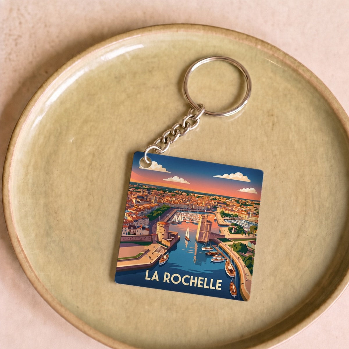 Porte-clés souvenir de la ville de La Rochelle avec une illustration stylisée.
