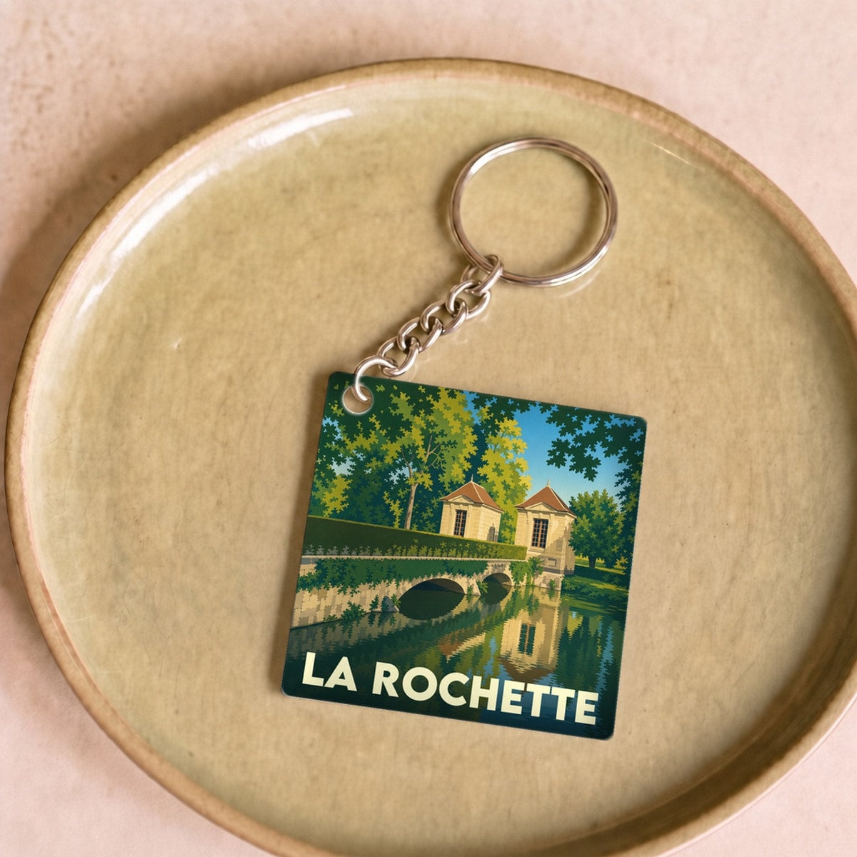 Porte-clés souvenir de la ville de La Rochette avec une illustration stylisée.