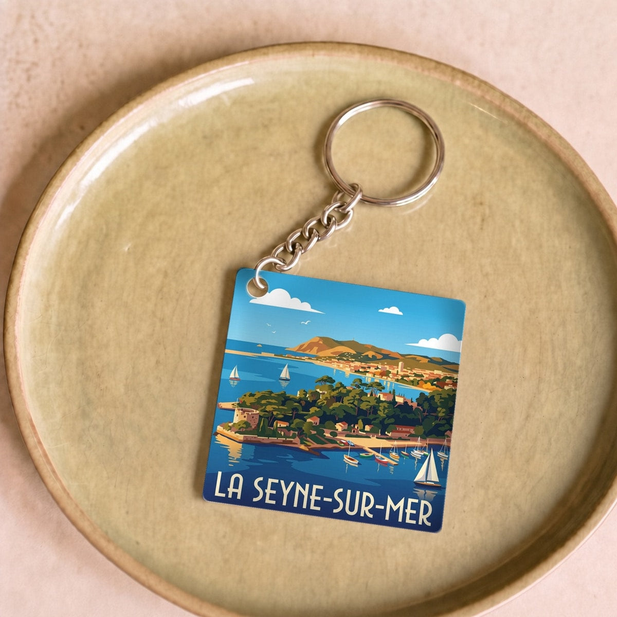 Porte-clés souvenir de la ville de La Seyne-sur-Mer avec une illustration stylisée.