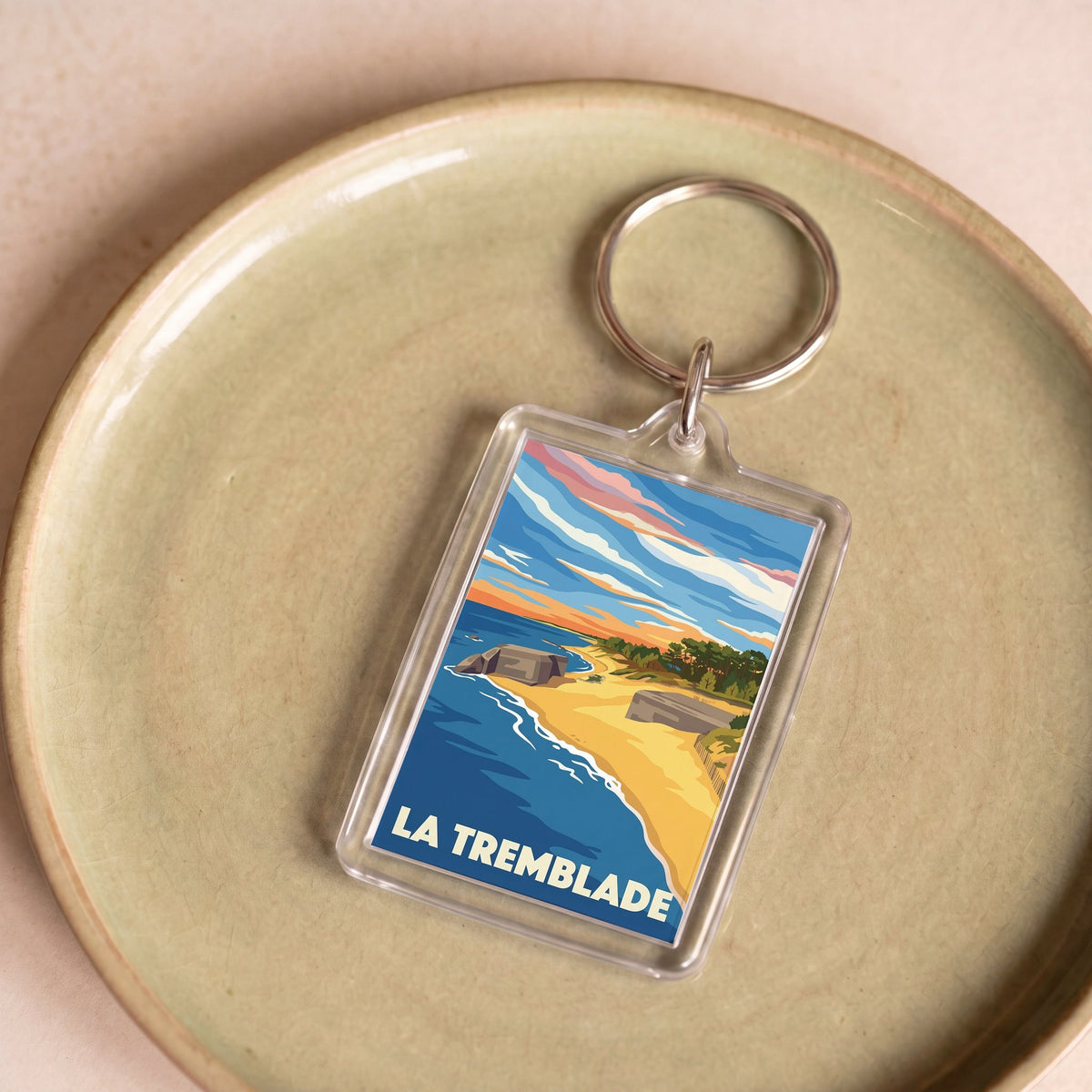 Porte-clés souvenir de la ville de La Tremblade avec une illustration stylisée de son paysage côtier.