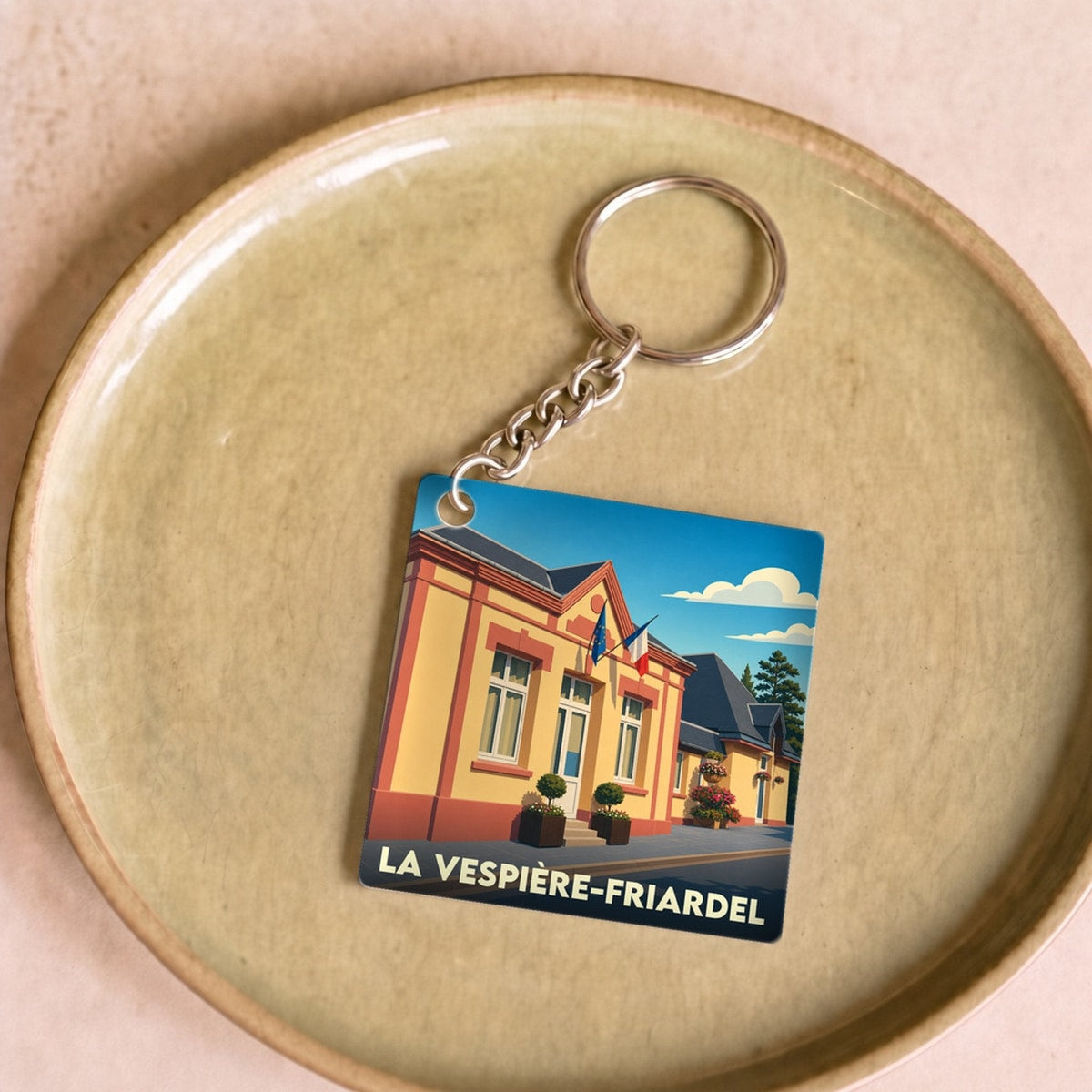 Porte-clés souvenir de la ville de La Vespière-Friardel avec une illustration stylisée.