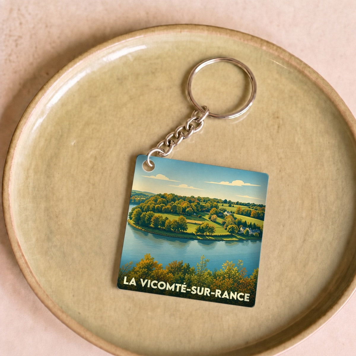 Porte-clés souvenir de la ville de La Vicomté-sur-Rance avec une illustration stylisée des bords de la Rance.