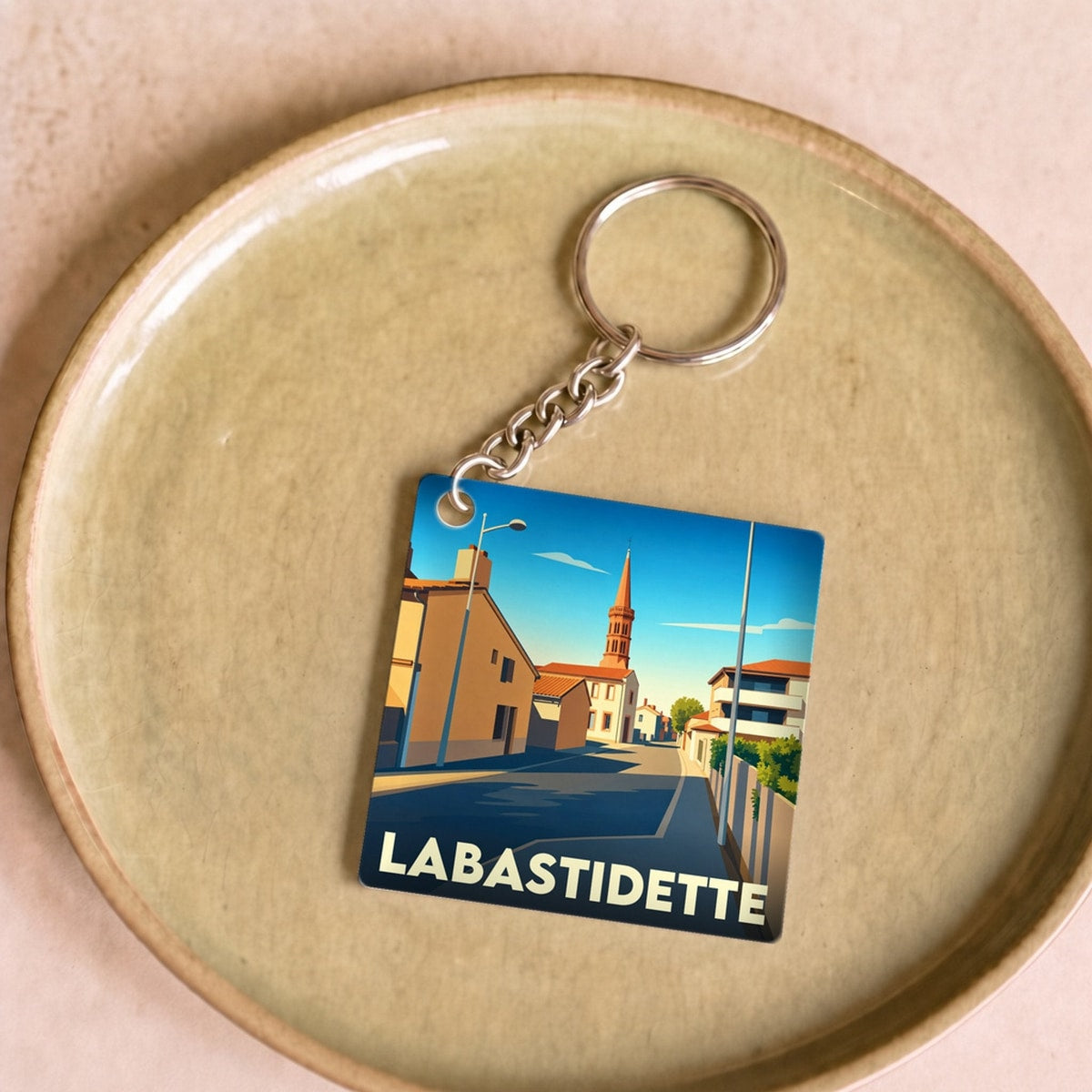 Porte-clés souvenir de la ville de Labastidette avec une illustration stylisée.