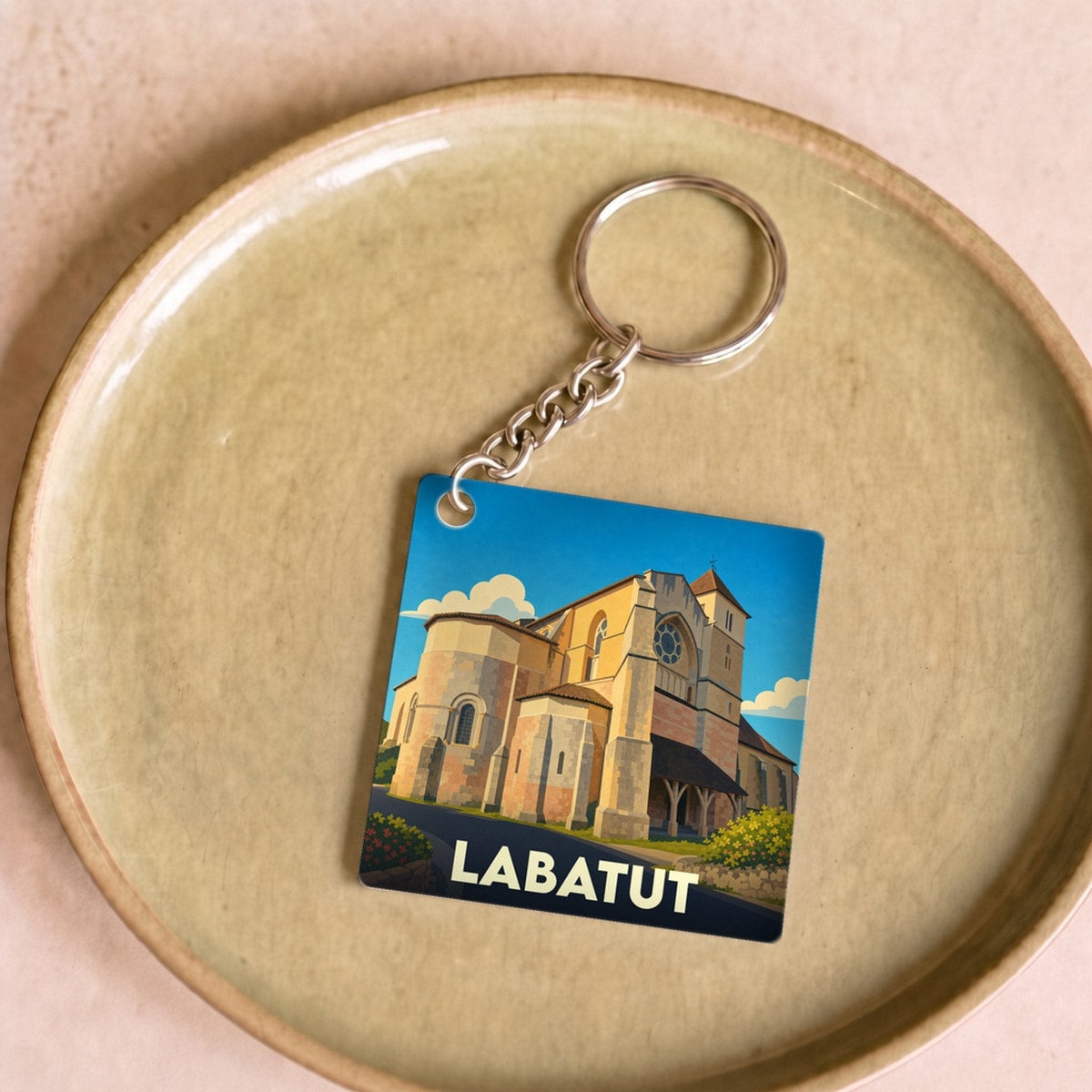 Porte-clés souvenir de la ville de Labatut avec une illustration stylisée de son église.
