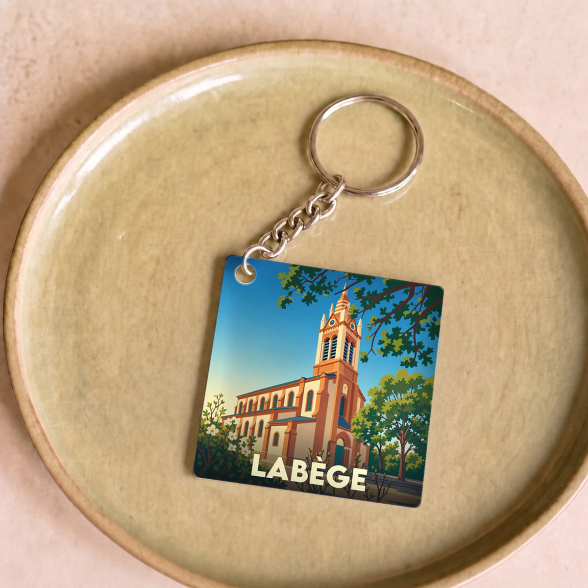 Porte-clés souvenir de la ville de Labège avec une illustration stylisée de son église.