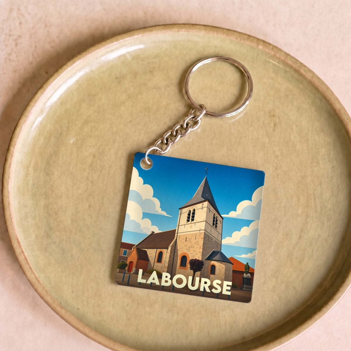 Porte-clés souvenir de la ville de Labourse avec une illustration stylisée de son église.