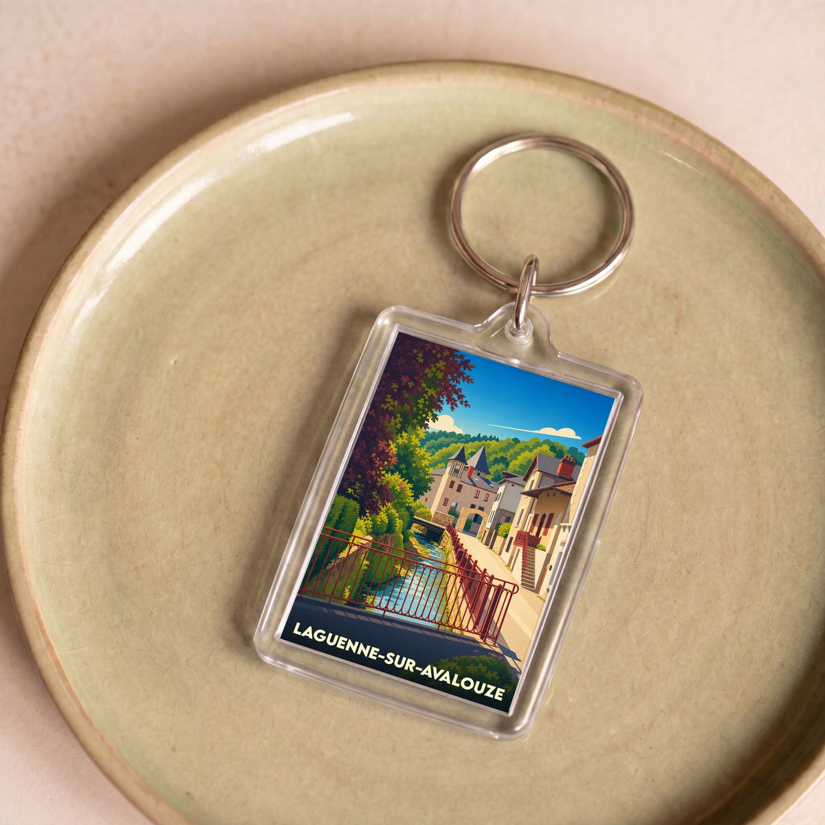 Porte-clés souvenir de la ville de Laguenne-sur-Avalouze avec une illustration stylisée.