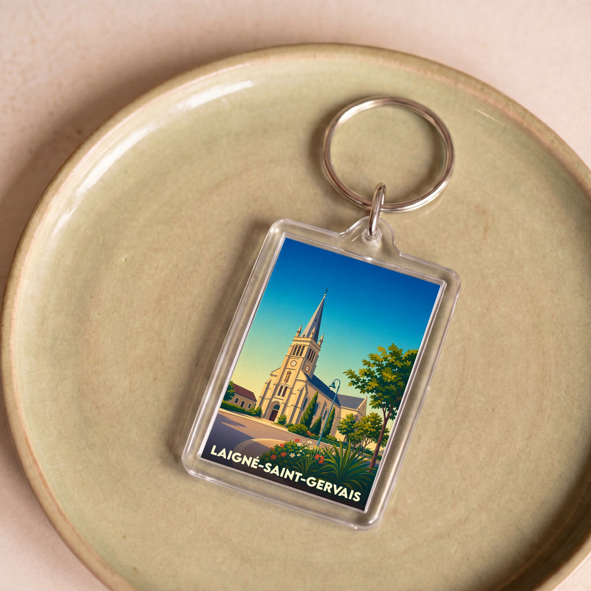 Porte-clés souvenir de la ville de Laigné-Saint-Gervais avec une illustration stylisée de son église.
