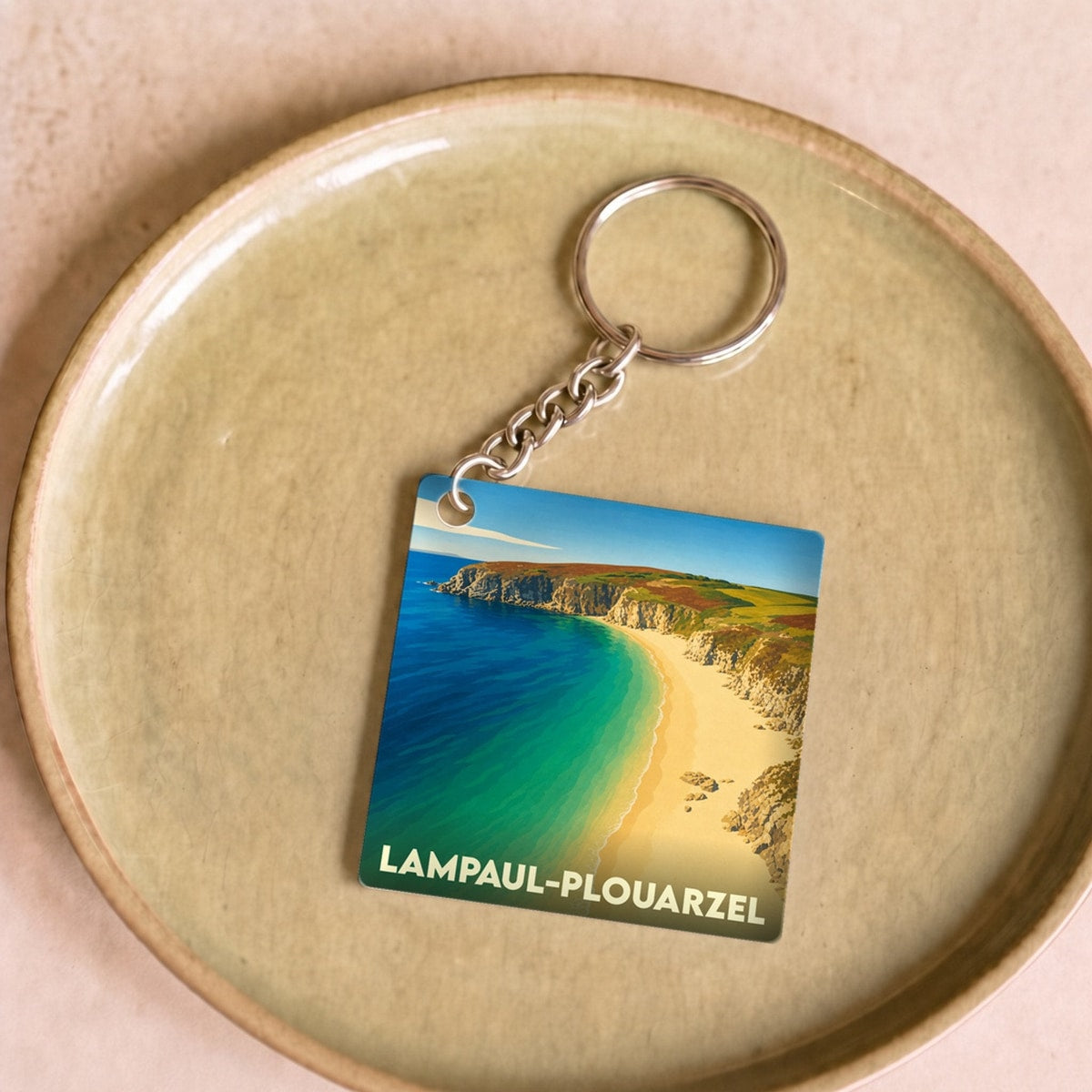 Porte-clés souvenir de la ville de Lampaul-Plouarzel avec une illustration stylisée de son littoral.