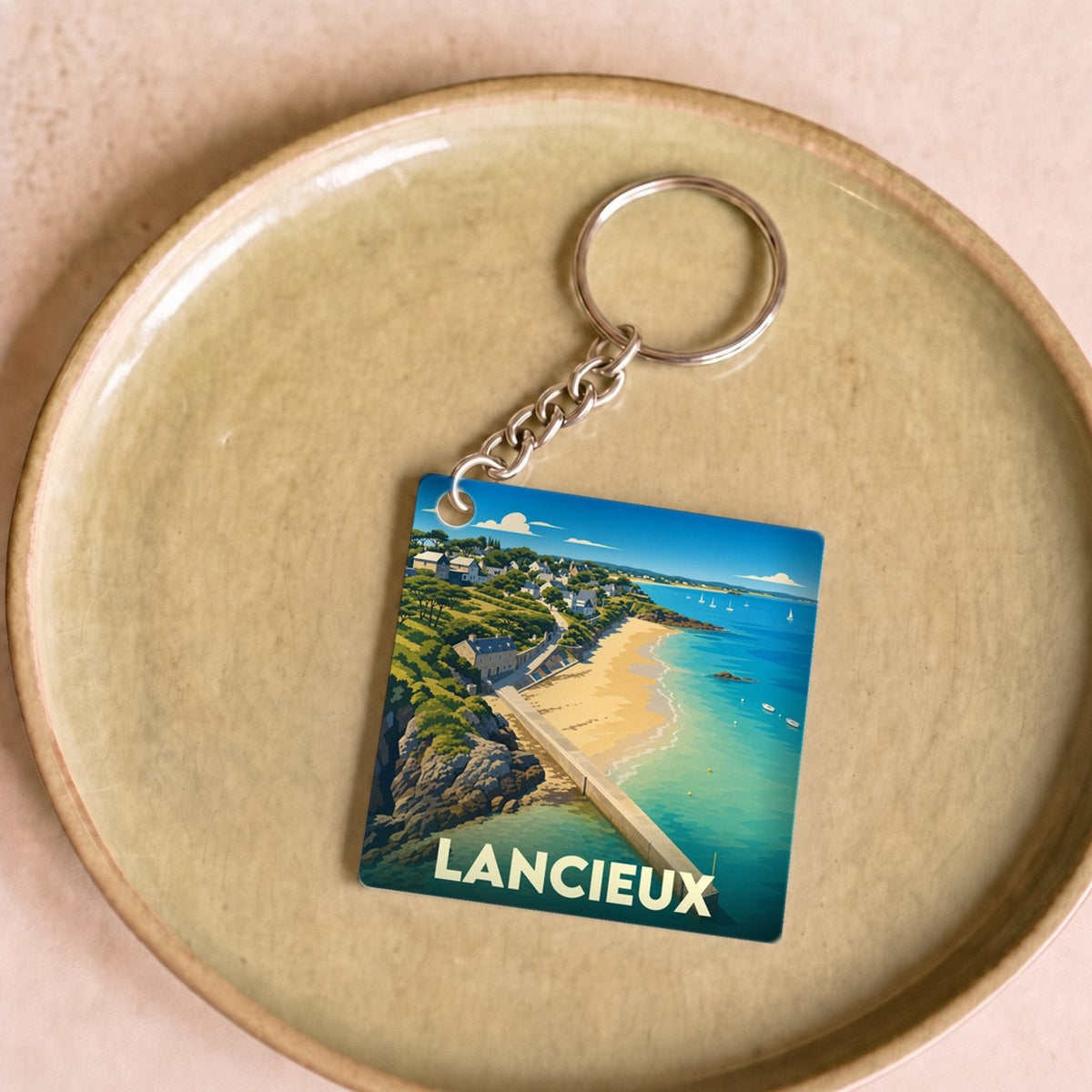 Porte-clés souvenir de la ville de Lancieux avec une illustration stylisée de sa côte.