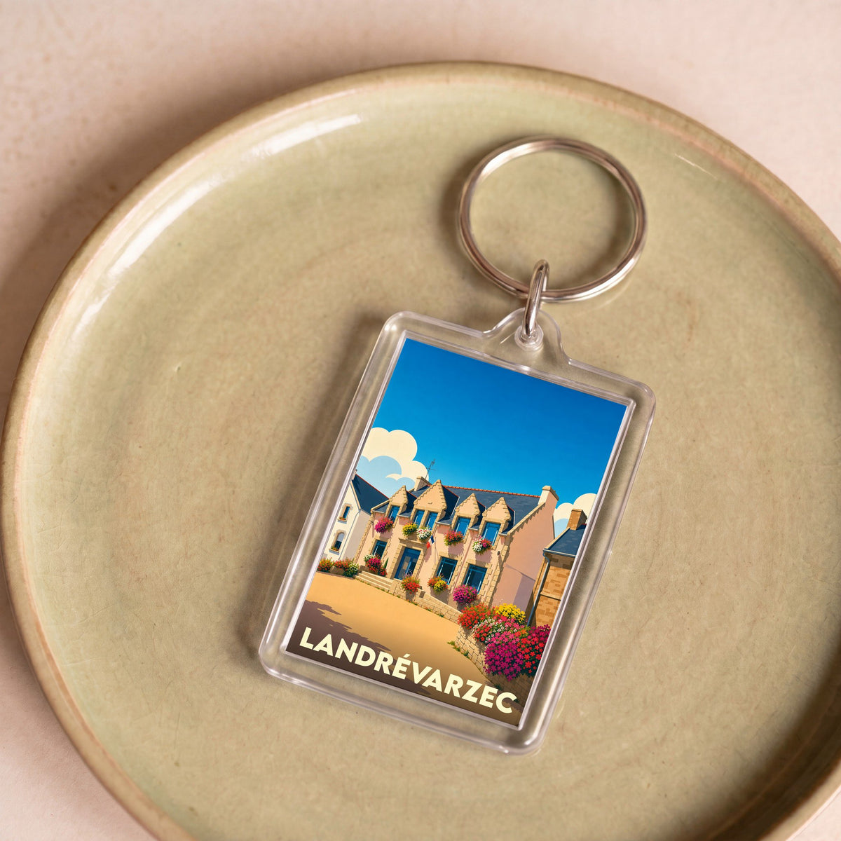 Porte-clés souvenir de la ville de Landrévarzec avec une illustration stylisée.