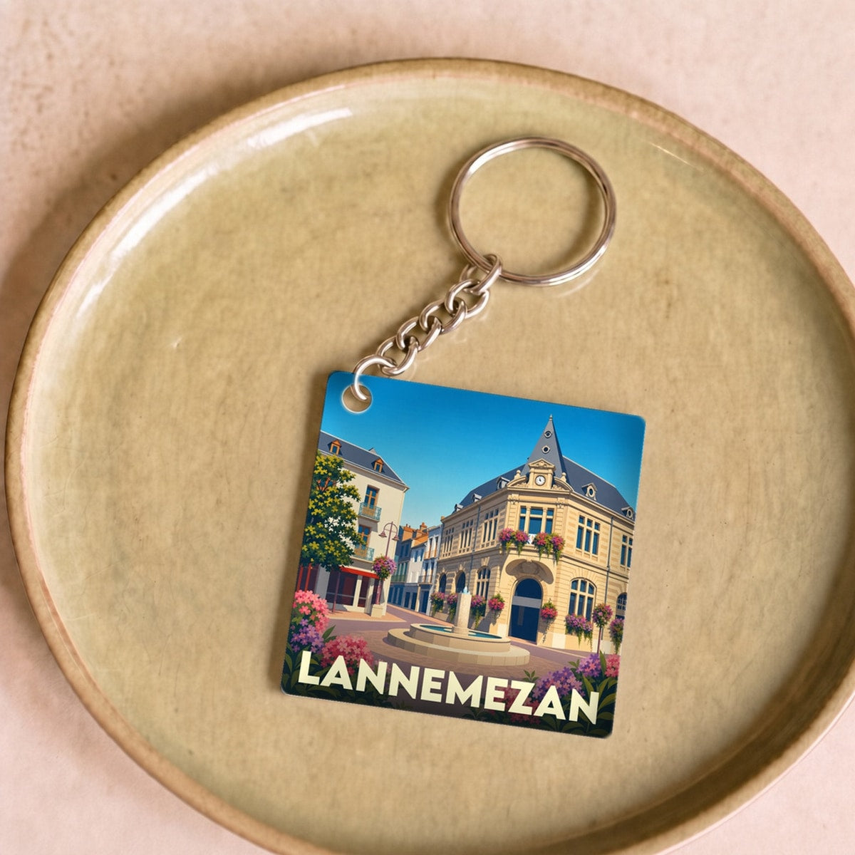 Porte-clés souvenir de la ville de Lannemezan avec une illustration stylisée.