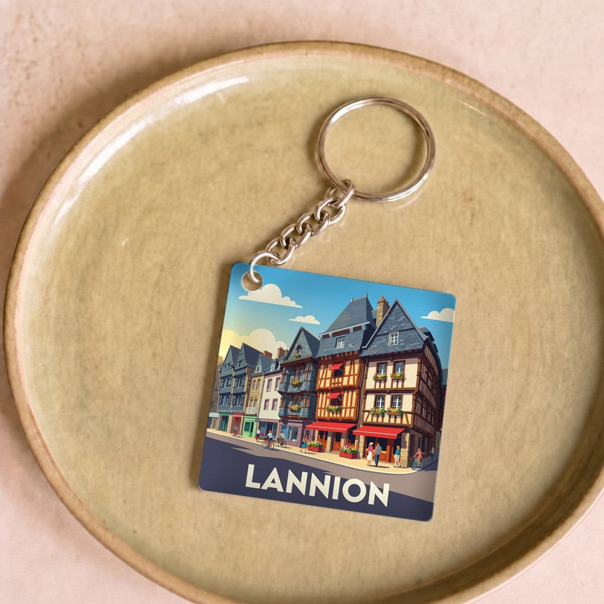 Porte-clés souvenir de la ville de Lannion avec une illustration stylisée de ses maisons à colombages.