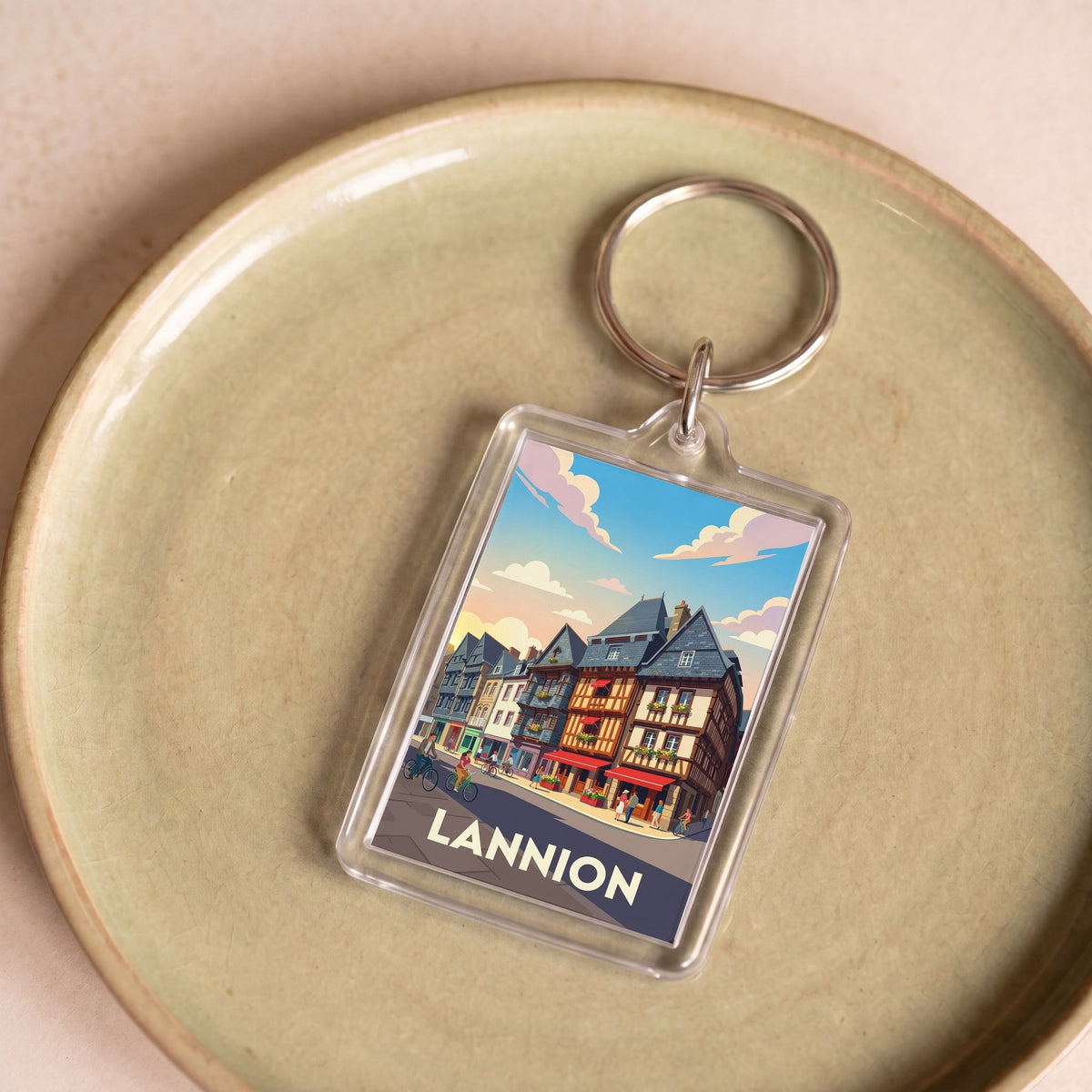 Porte-clés souvenir de la ville de Lannion avec une illustration stylisée de ses maisons à colombages.